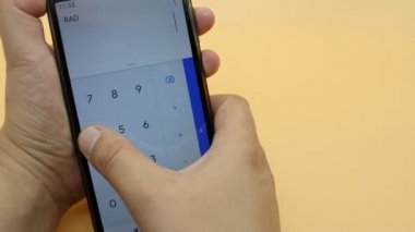  Cep telefonundaki KDV 'yi hesaplayan kişi