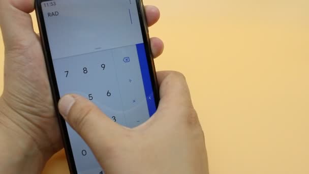 Person Som Beräknar Moms Sin Mobiltelefon — Stockvideo
