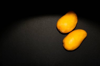 Oval ya da küre biçiminde, yenilemez derisi ve soluk sarıdan koyu kırmızıya değişken bir rengi var..