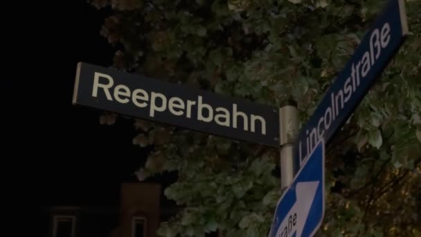 Знак "Reeperbahn street" в ночном освещении и отражении сирены проезжающей патрульной машины полиции Гамбурга Германия — стоковое видео
