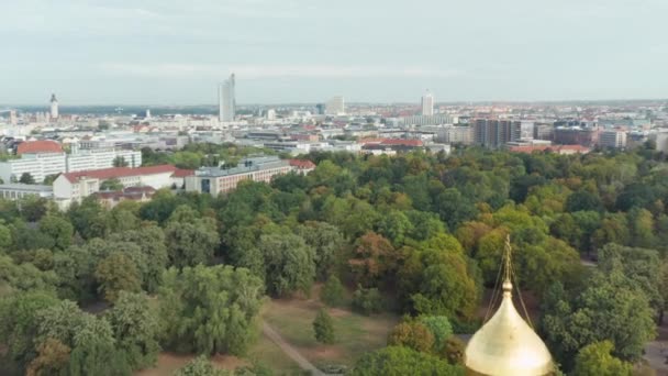 Vuelo sobre el templo de la Iglesia Ortodoxa en Leipzig, Alemania . — Vídeos de Stock