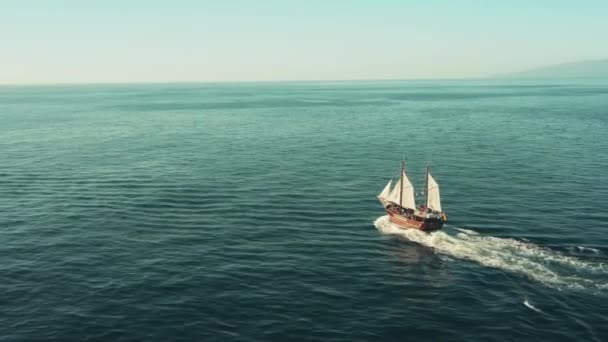 A pirate sailboat in the open ocean rushes towards adventure — Stock Video