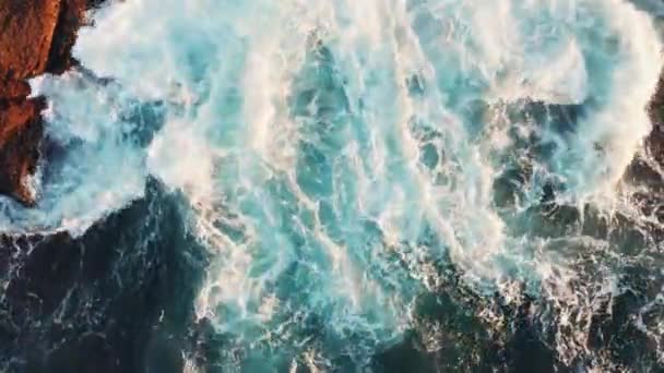 Прекрасний перехід розпилювача і піни від морських хвиль мерехтить в променях встановленого сонця — стокове відео