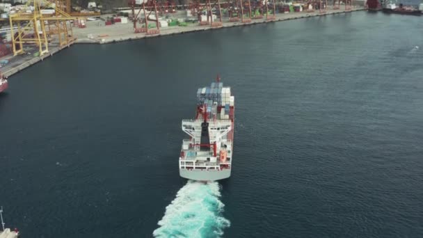 Navio de carga com contêineres marítimos vem em um terminal de porto de carga — Vídeo de Stock