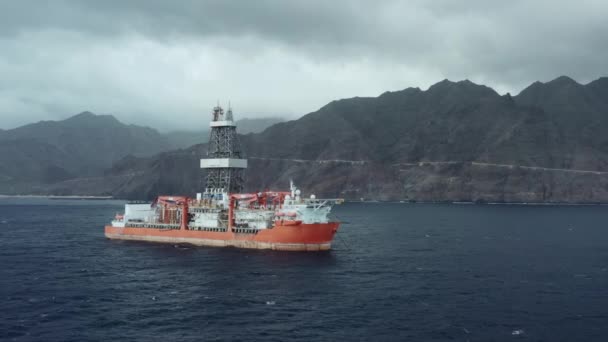Navio de perfuração durante a exploração e perfuração de petróleo e gás natural em águas marinhas — Vídeo de Stock