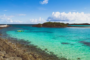 Beyaz bulutlu cennet kumsalı