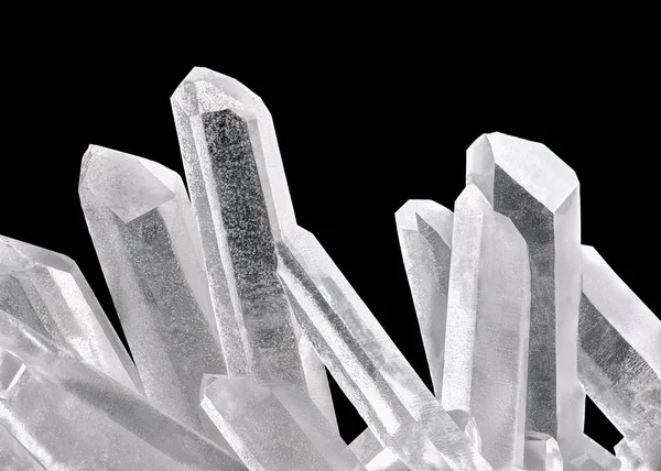 Nahaufnahme aus reinem Quarzkristall auf schwarzem Hintergrund — Stockfoto