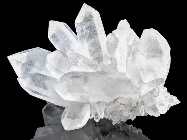 Nahaufnahme aus reinem Quarzkristall auf schwarzem Hintergrund — Stockfoto
