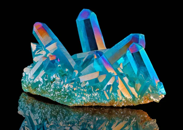 Increíble colorido cuarzo arco iris llama azul Aqua Aura cristal racimo primer plano macro aislado sobre fondo negro — Foto de Stock