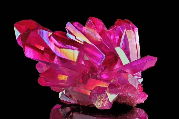 Erstaunliche bunte Quarz lila Titan Aura Kristall Cluster auf schwarzem Hintergrund, Engel Aura Mineral — Stockfoto