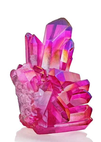 Beyaz arka planda, melek aura maden inanılmaz renkli kuvars pembe titanyum aura kristal küme