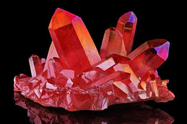 Niesamowite rzadko błyszczący czerwony kwarc tytanu aura kryształ klastra kamień makro na czarnym tle — Zdjęcie stockowe