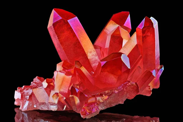 Incrível raro brilhante vermelho quartzo titânio aura cristal cluster pedra macro no fundo preto — Fotografia de Stock