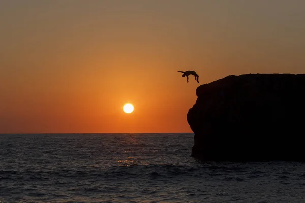 uçurumdan denize atlamak