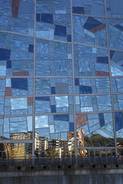 Gökyüzü ve modern bir binada bardak şehirde yansımasıdır