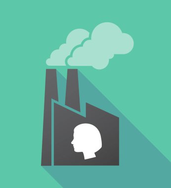 Kadın bir kafa ile uzun gölge fabrika