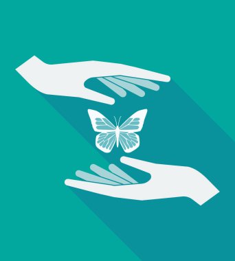 Bir kelebek uzun gölge elleriyle