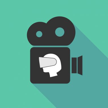 Sanal gerçeklik giyen bir kadın baş uzun gölge kamerayla