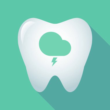 Uzun gölge diş ile fırtınalı bir bulut