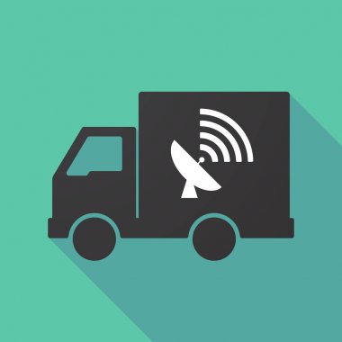 Bir uydu çanağı ile uzun gölge kamyon