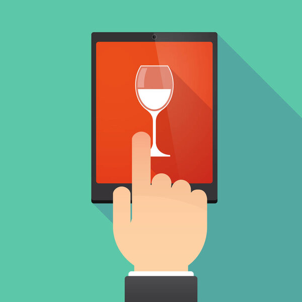 Длинный теневой настольный компьютер с чашкой вина
