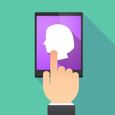 Uzun gölge tablet Pc ile bir kadın baş