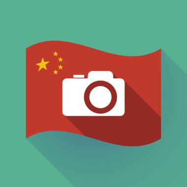 Uzun gölge Çin bayrağı ile bir fotoğraf makinesi