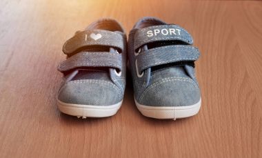 Spor bebek spor ayakkabı ahşap arka plan üzerinde. Spor sevgisi