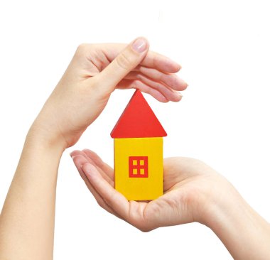 Bir ahşap oyuncak ev koruma eller