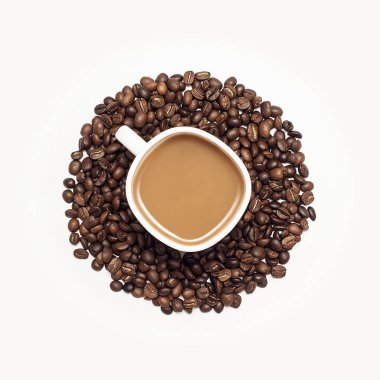 Kahve kahve çekirdekleri beyaz arka plan üzerinde çevrili