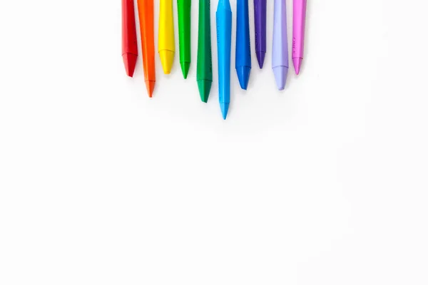 Onda de lápis coloridos em um fundo branco. cores da moda, flat lay, espaço de cópia . — Fotografia de Stock