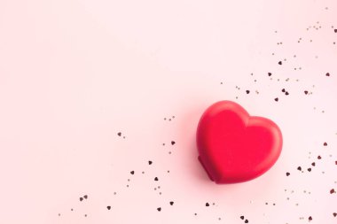 Sevgililer Günü kompozisyonu, kırmızı kalpli ve altın parıltılı arka plan. 14 Şubat, düğün konsepti. Düz yat, kopyala uzayı. tebrik kartı