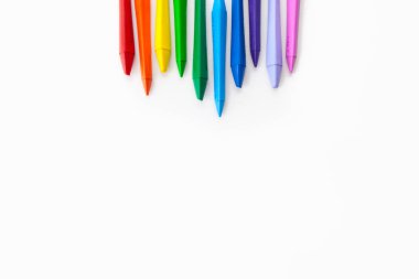 Beyaz arka planda renkli kalemler dalgası. Moda renkleri, düz yatış, kopyalama alanı. 