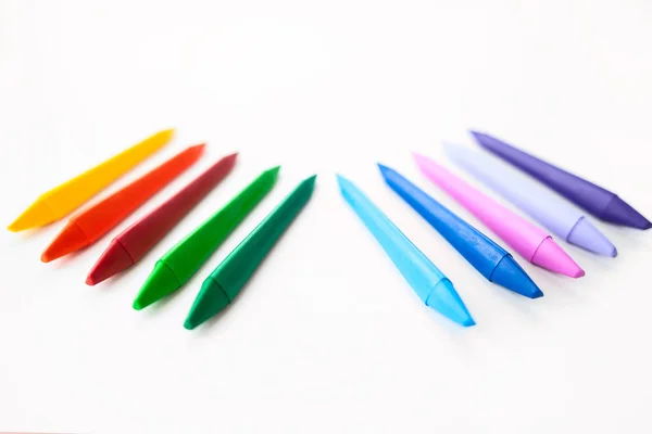 Ondata di matite colorate su sfondo bianco. colori alla moda, posa piatta, spazio copia . — Foto Stock