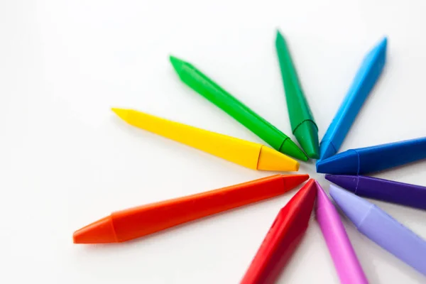 Onda de lápis coloridos em um fundo branco. cores da moda, flat lay, espaço de cópia . — Fotografia de Stock