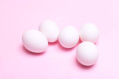 Pembe arka planda taze beyaz çiftlik paskalya yumurtası. yemek pişirme / Paskalya konsepti fotokopi alanı ile düz yatıyordu