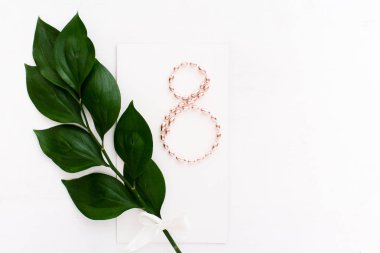  8.sevgililer günü, doğum günü, mutlu kadınlar günü, anneler günü şeklinde yeşil yapraklı ve kolyeli kompozisyon. Düz yatıyordu. Boşluğu kopyala