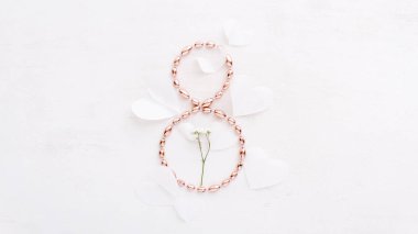 8.Sevgililer Günü, Doğum Günü, Mutlu Kadınlar Günü, Anneler Günü şeklinde beyaz çiçekler ve kolye içeren tek renkli kompozisyon. Düz yatıyordu. Boşluğu kopyala