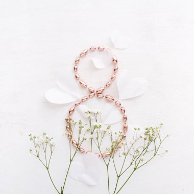 8.Sevgililer Günü, Doğum Günü, Mutlu Kadınlar Günü, Anneler Günü şeklinde beyaz çiçekler ve kolye içeren tek renkli kompozisyon. Düz yatıyordu. Boşluğu kopyala