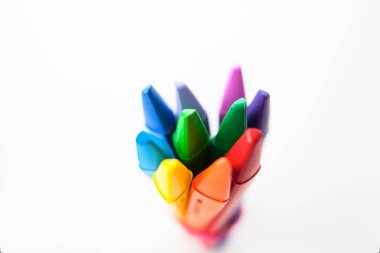 Beyaz arka planda renkli balmumu boya kalemi. Moda renkleri, düz yatış, kopyalama alanı. 