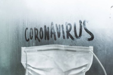 Cam zemin üzerinde maskesi olan Coronavirus 'a mesaj at. Koronavirüs karantinası kavramı. MERS-Cov.Roman Coronavirus (2019-NCoV)