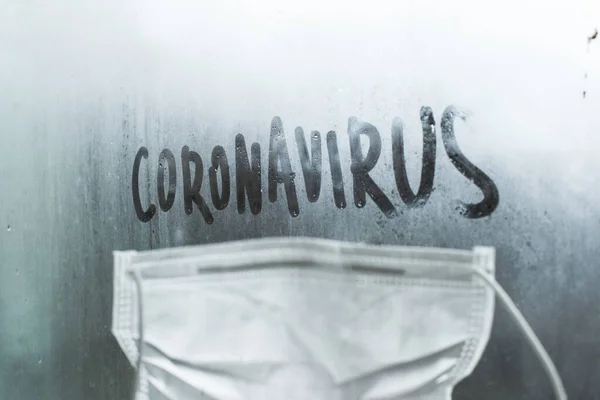 Texto Coronavirus Con Máscara Fondo Vidrio Concepto Cuarentena Coronavirus Mers — Foto de Stock