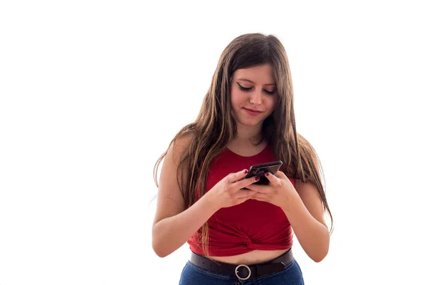 Kaukaska młoda dziewczyna rozmawia z telefonu komórkowego na białym tle odizolowany — Zdjęcie stockowe