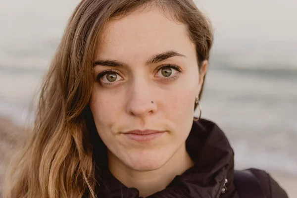 Retrato de una chica española caucásica en una playa en Valencia, España Imagen De Stock