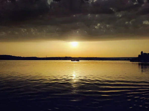 Karadeniz 'de gün batımı. Sivastopol.