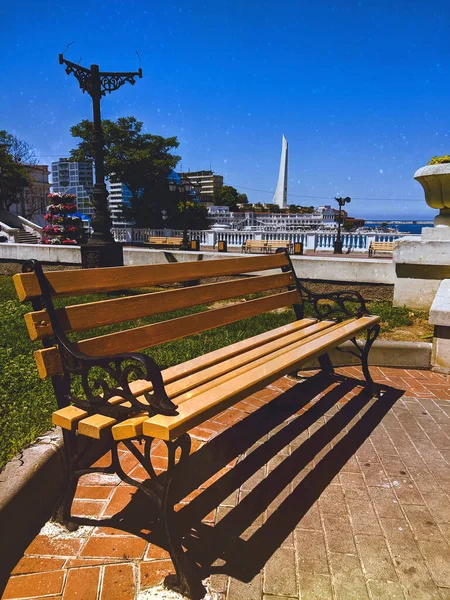 Kornilova caddesindeki bankta. Sivastopol.
