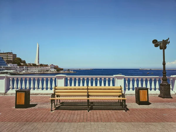 Kornilova caddesindeki bankta. Sivastopol.