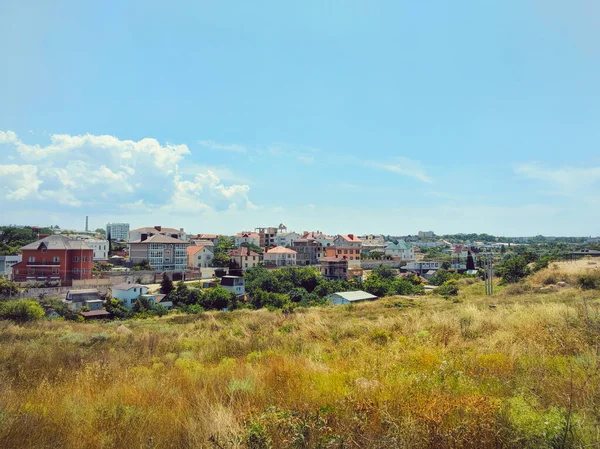 Binalar ve çimenler. Sivastopol.