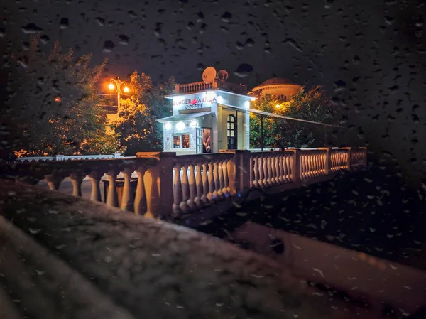 Ushakova meydanına yağmur yağıyor. Sivastopol.