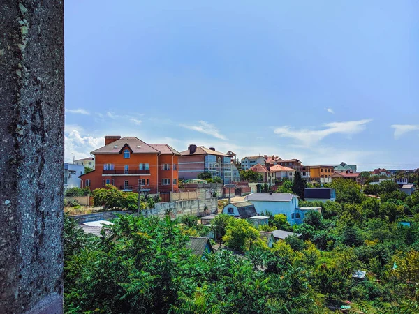Binalar ve ağaçlar. Sivastopol.